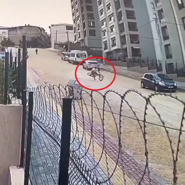 Bisikletiyle gittiği taşlı yolda metrelerce sürüklendi