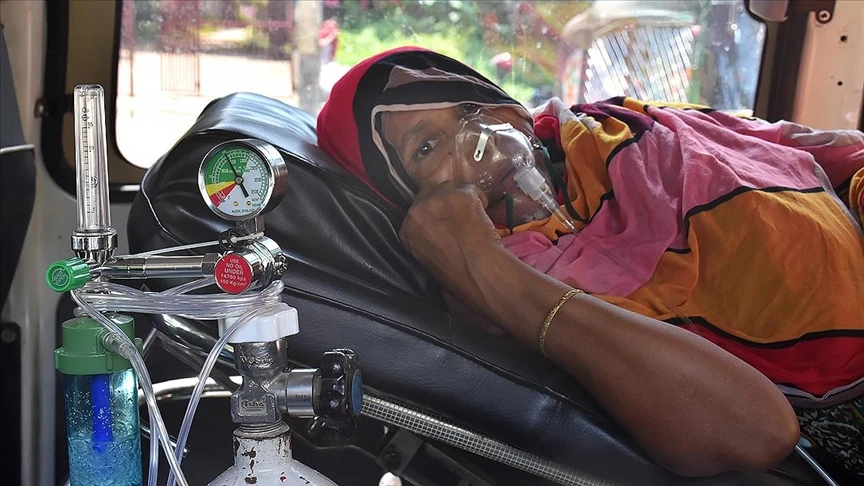 Hindistan'da salgınlara karşı tezeğe bulanıp, idrar içtiler