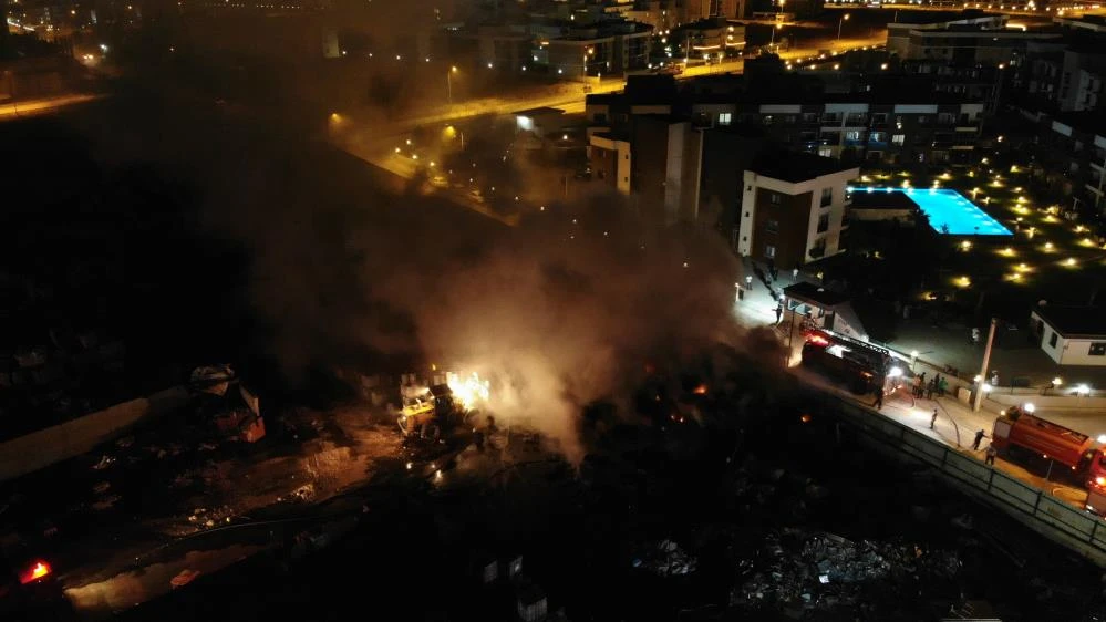 Geri dönüşüm tesisinde yangın çıktı, vatandaşlar isyan etti