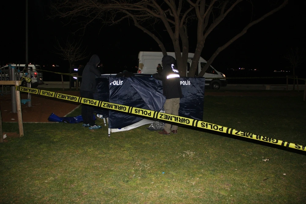 Zeytinburnu sahilde ağaca asılı erkek cesedi bulundu