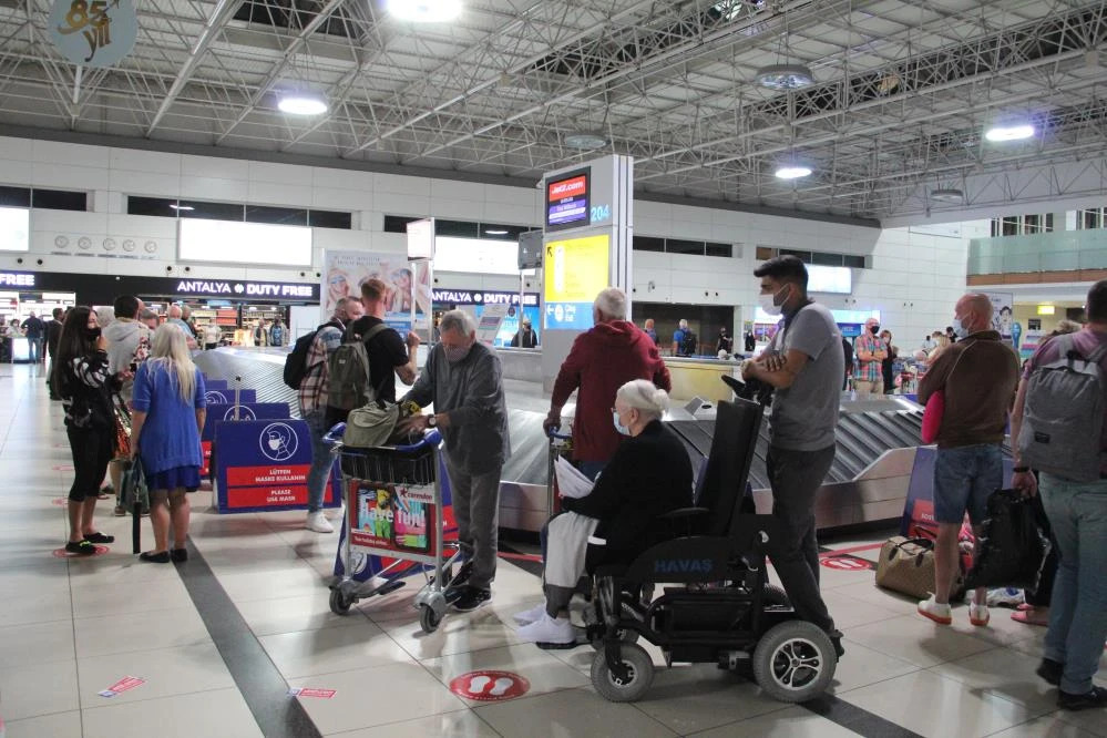 Aylar sonra Antalya'ya ilk İngiliz turist kafilesi geldi