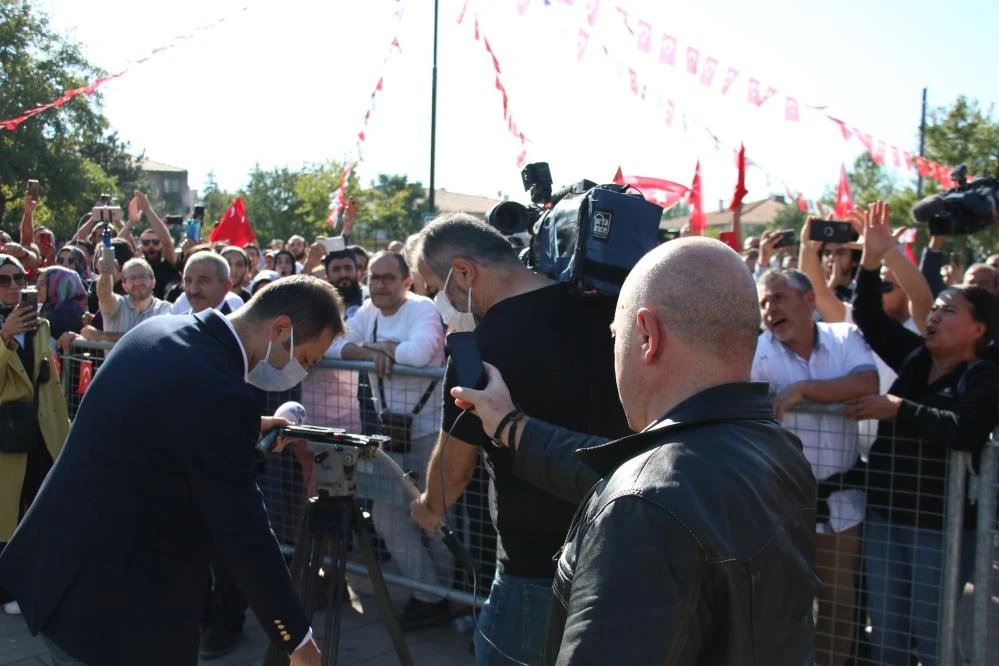 Aşı karşıtlarının mitinginde ne maske ne mesafe