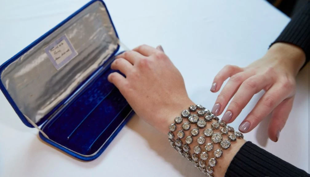 Fransa'nın sansasyonel Kraliçesinin bilezikleri 80 milyon liraya satıldı