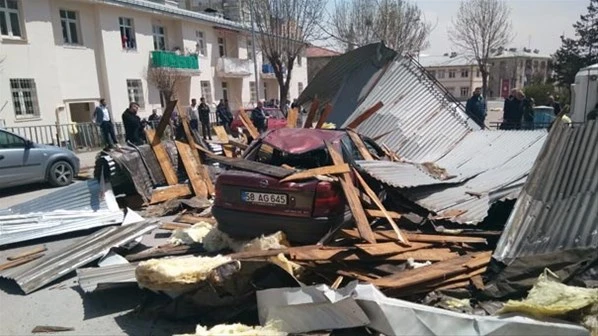 Şiddetli rüzgar bir çok kentte hayatı felç etti