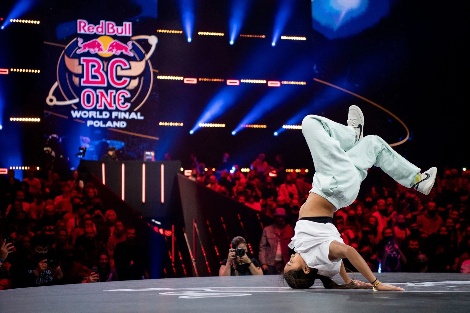 Breakdans Dünya Finali'nin kazananları B-Girl Logistx ve B-Boy Amir