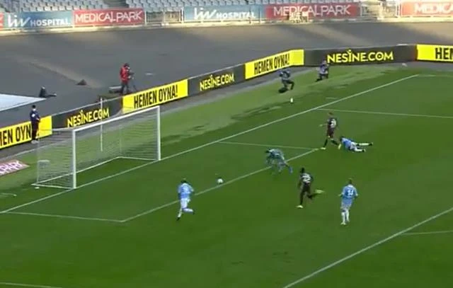 Bomboş kaleye atamadı! Trabzonspor futbolcusu Nwakaeme zoru başardı