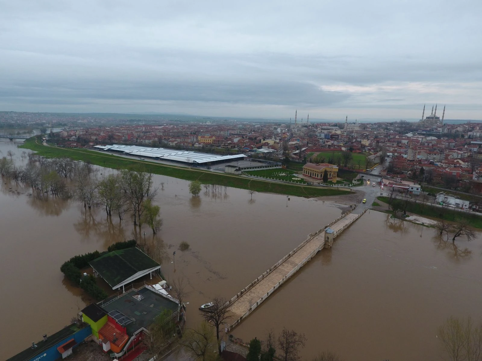 Taşkın alanını genişleten Tunca Nehri'nin yayılımı sürüyor
