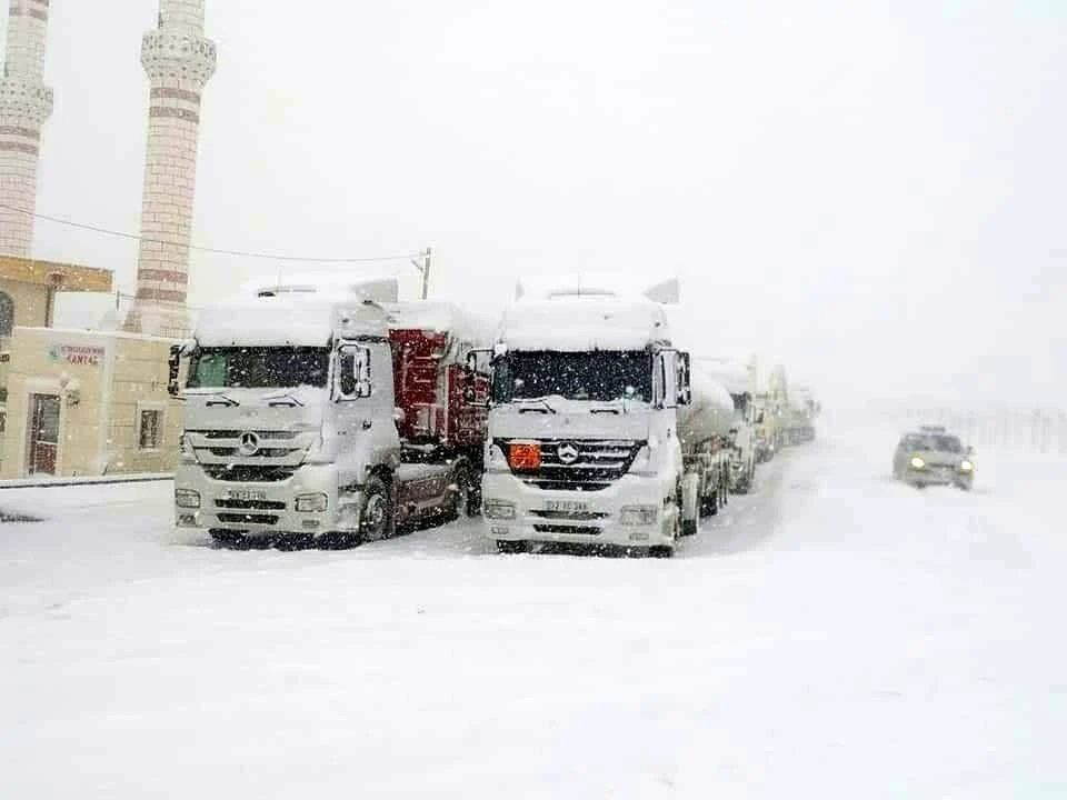Kar yağışı bir anda bastırdı: Yollar kapandı, yüzlerce araç yolda kaldı