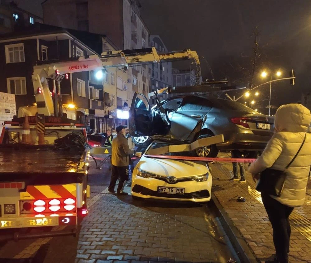 Akılalmaz kazayı görenler şaştı kaldı: Park halindeki araçların üzerine uçtu