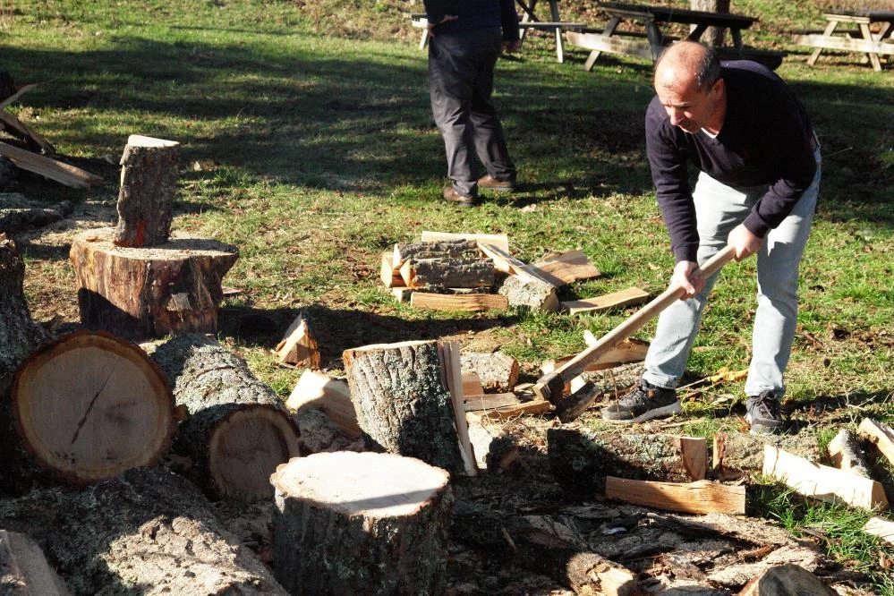Öğrenciler üşümesin diye baltayı alan kampa koştu