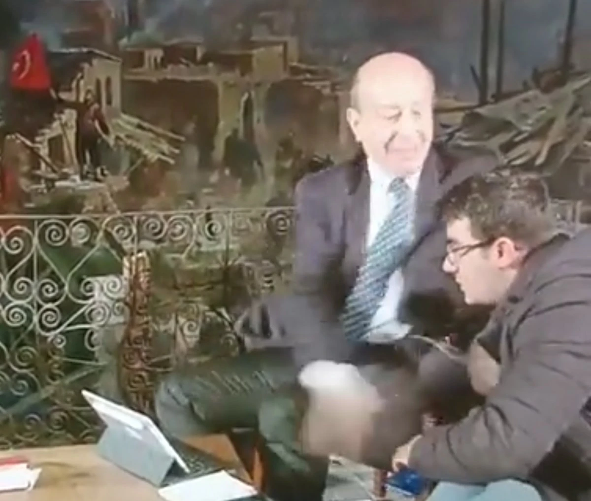 Gazeteci Muharrem Sarıkaya’dan hadsiz hareket! Kameralar önünde İHA muhabiri Ahmet Demir'e tokat attı