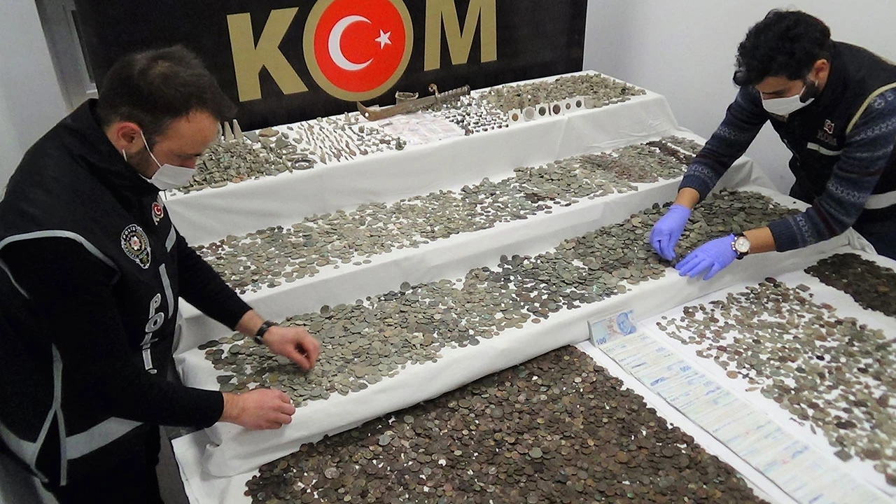 Kütahya’da tarihi eser operasyonu! Klozet ve arı kovanlarından çıktı