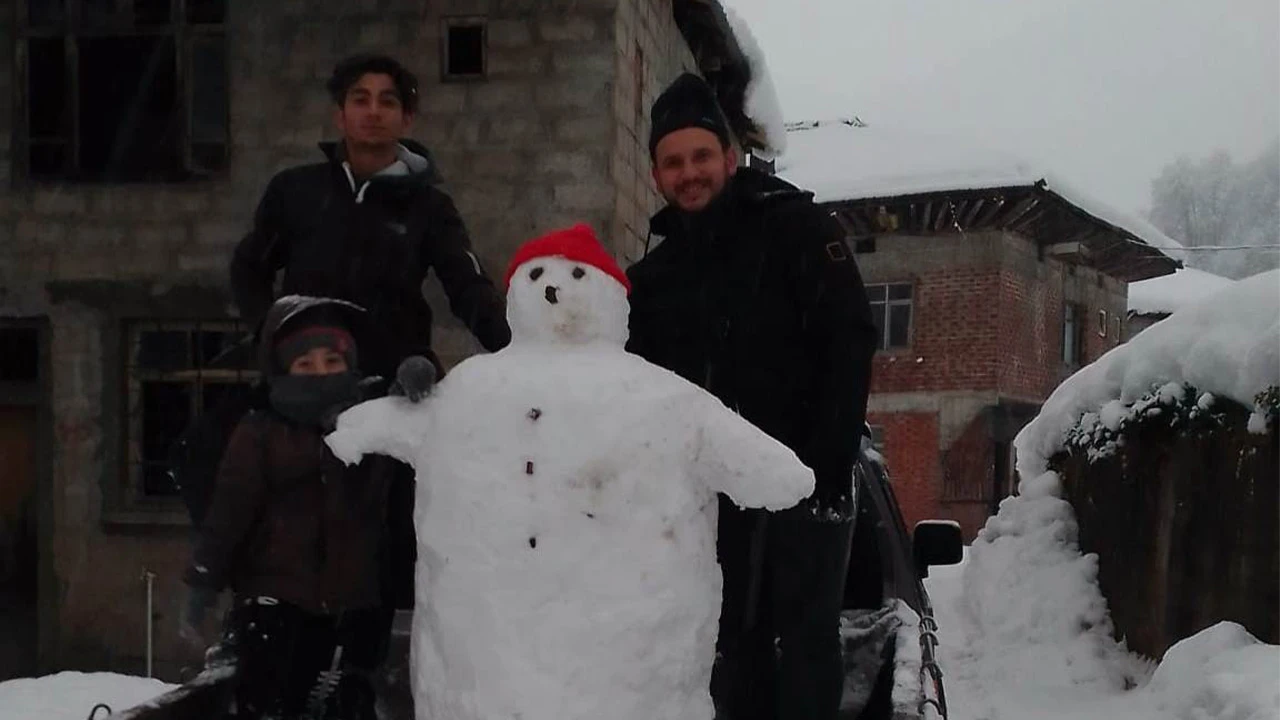 Rize’de gülümseten olay: Kardan adama kamyonet arkasında şehir turu
