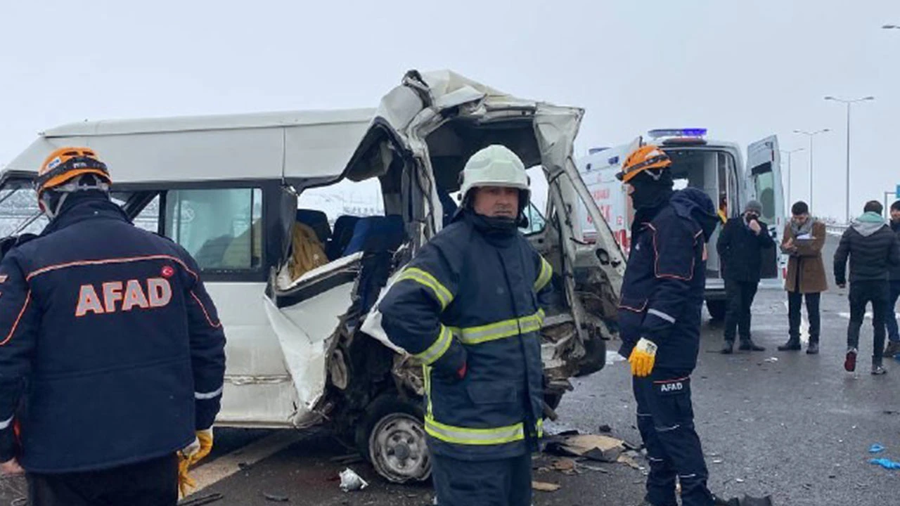 Niğde’de tır ve minibüs çarpıştı! 3 ölü 4 yaralı