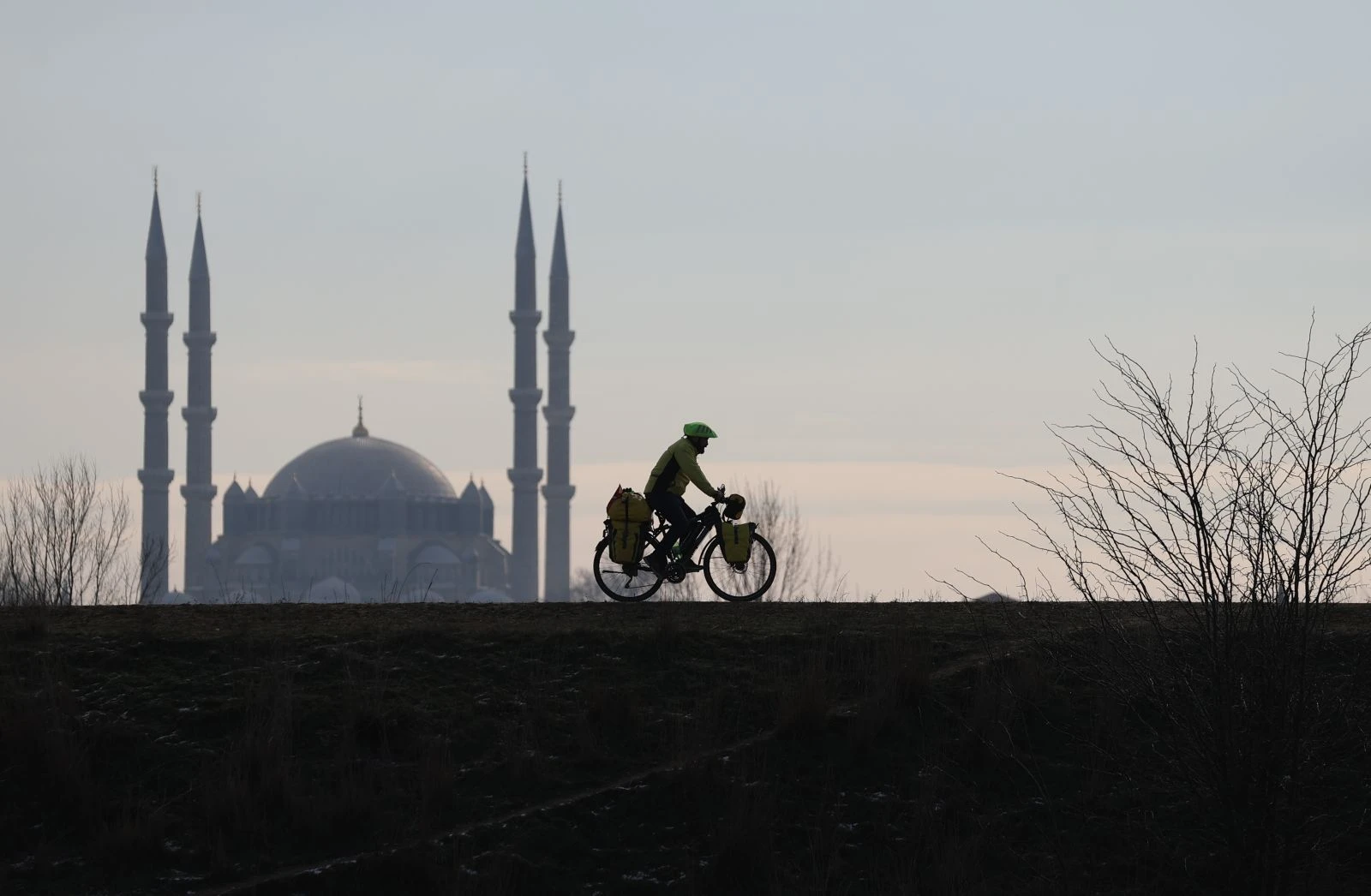 Almanya'dan Türkiye'ye bisikletle geldi, yol boyunca camileri tanıttı