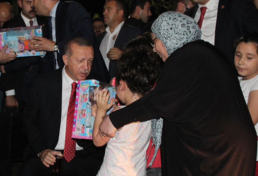 Erdoğan piknik yapan vatandaşlarla sohbet etti