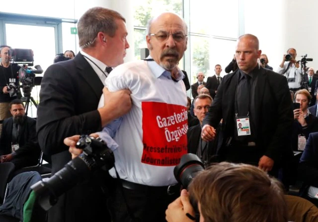 Erdoğan-Merkel'in basın toplantısında gerginlik