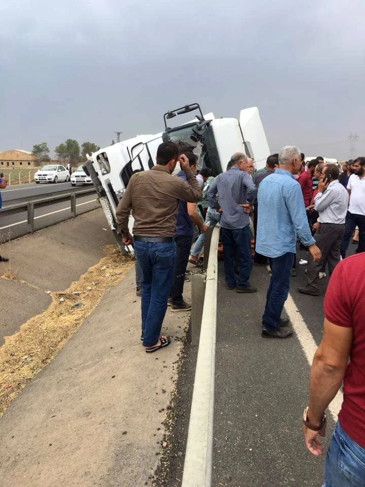Mardin'de tır devrildi: 1 ölü