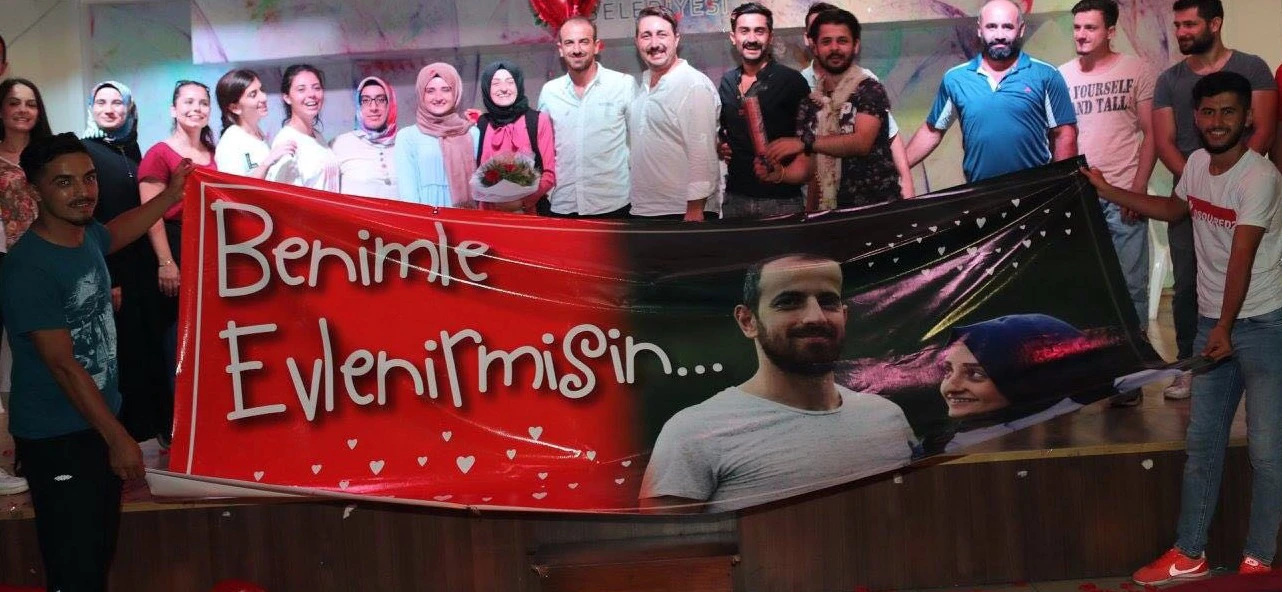 Yok böyle evlenme teklifi! Genç kız izledikleri karşısında önce şoke oldu, sonra 'evet' dedi