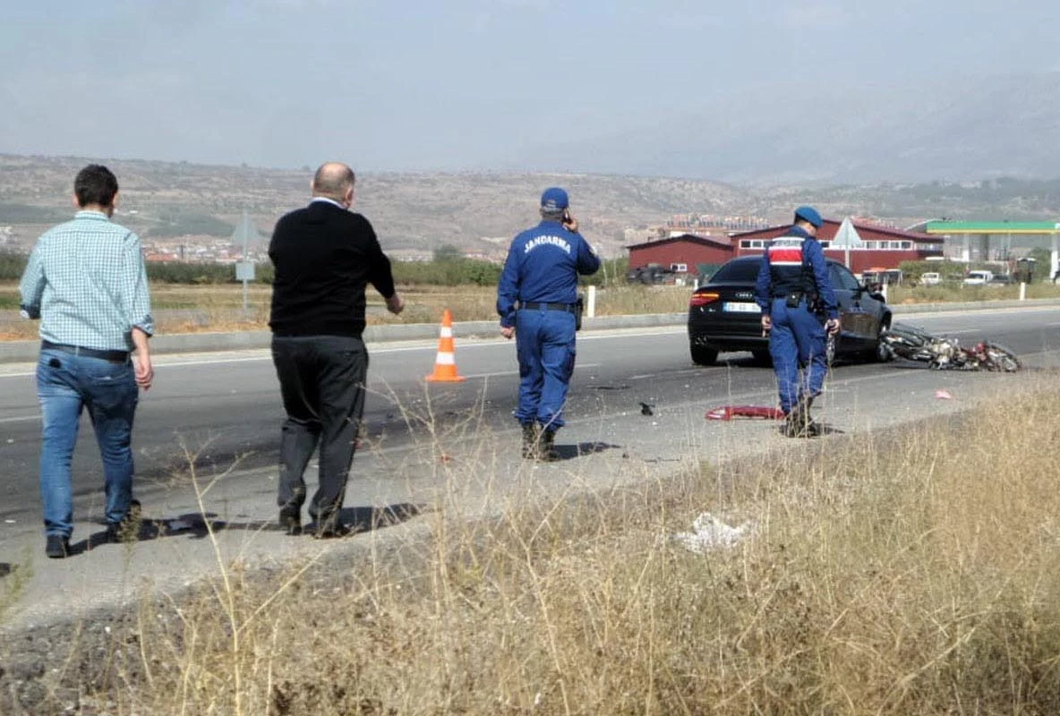 Kasksız motosikletli feci şekilde can verdi!