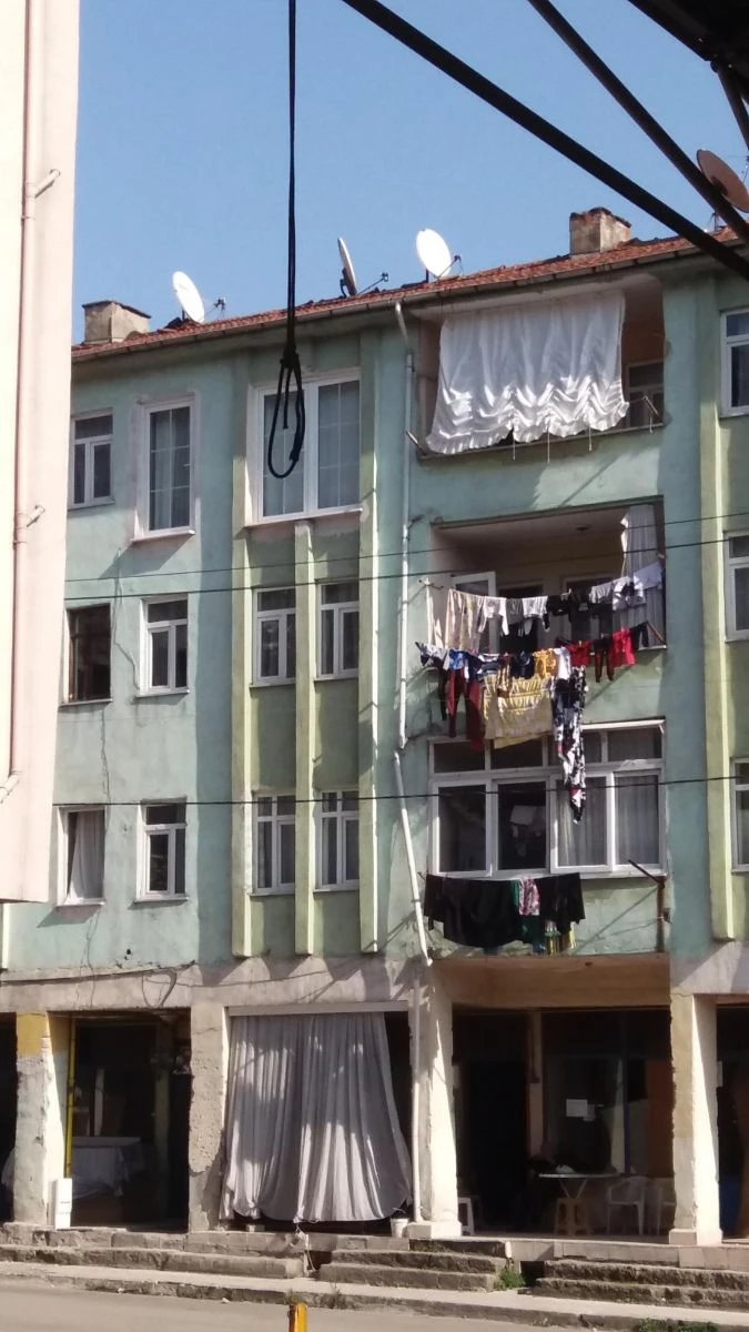 Kendisini asmak isteyen otoparkçıyı eski sevgilisi ipten kurtardı