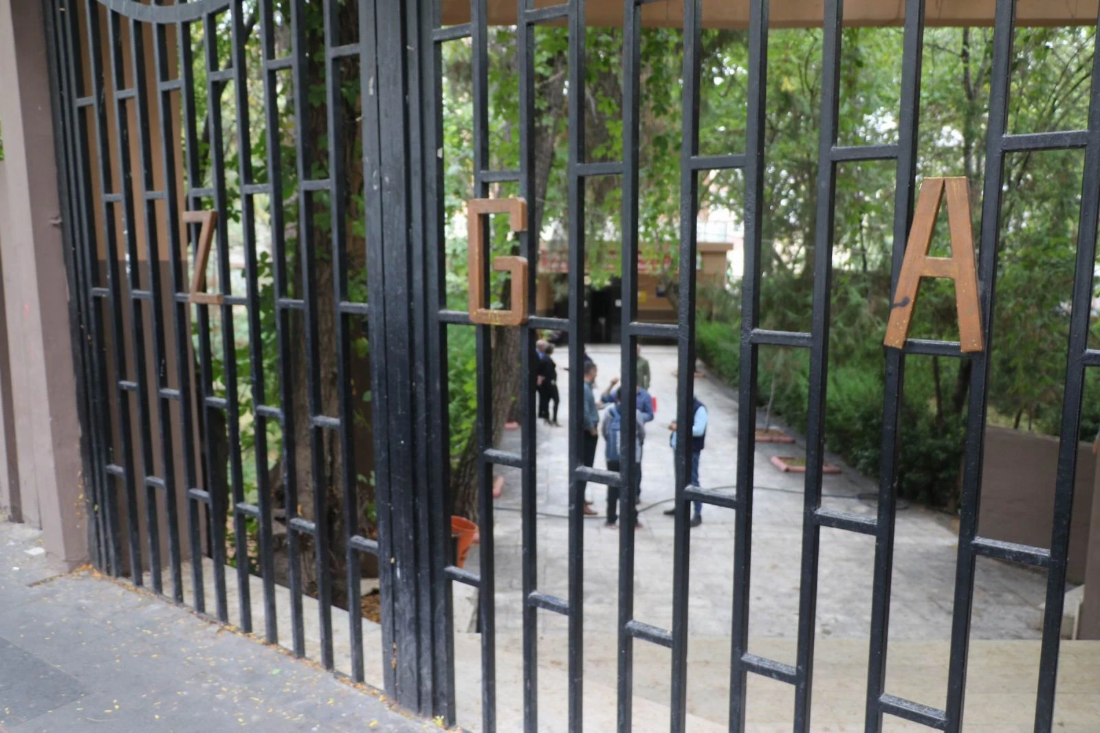 Lise bahçesi kan gölüne döndü