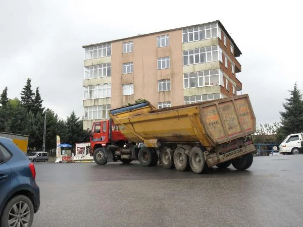 Hafriyat kamyonunun korkutan yolculuğu, yürekleri ağza getirdi