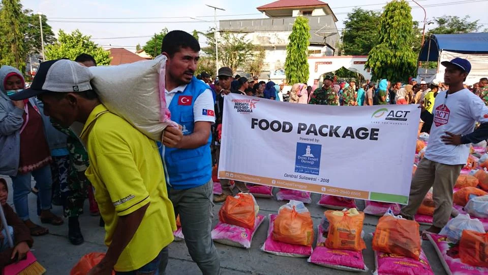 Tsunami felaketi sonrası deniz feneri derneği Endonezya'da yaraları sarmaya devam ediyor..