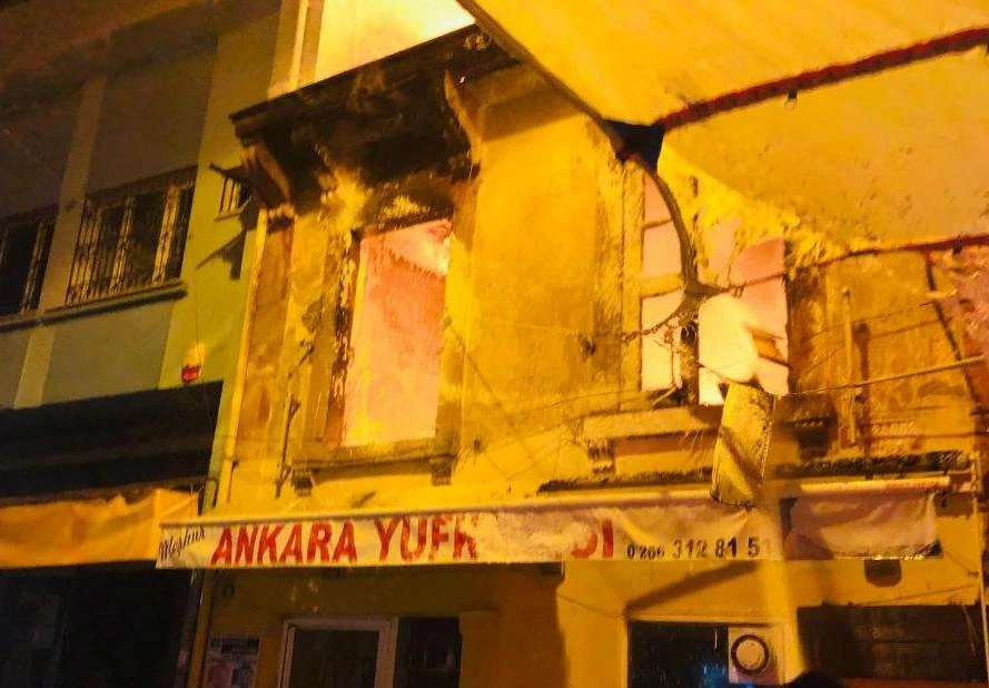 Ayvalık'ta metruk bina küle döndü!