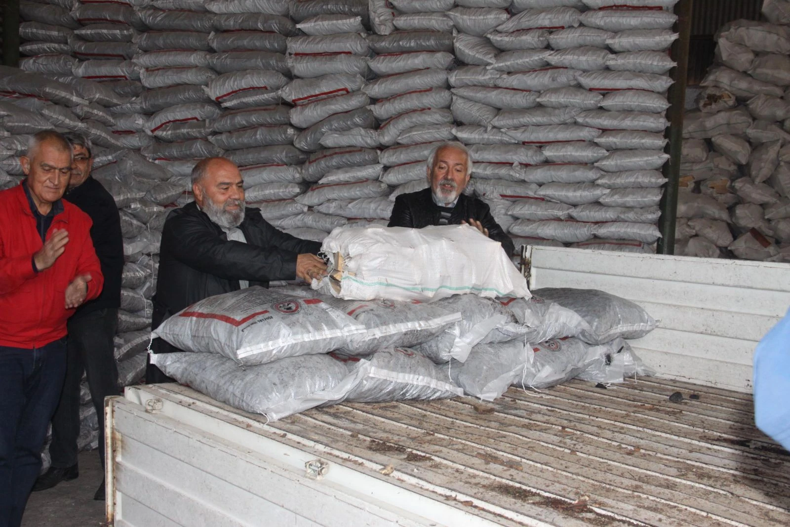 'Askıda Kömür' ile yuvaları ısıtıyorlar