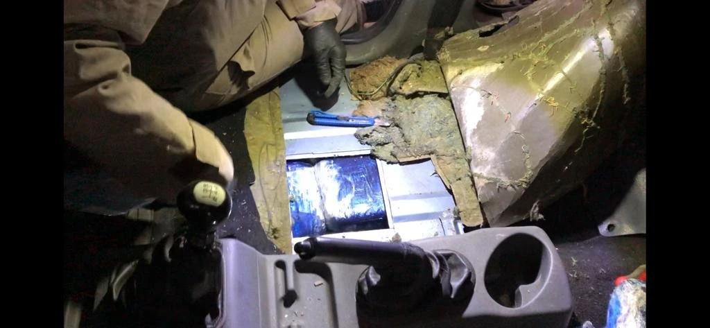 Aracın tabanındaki 82 kilo eroini alfa buldu