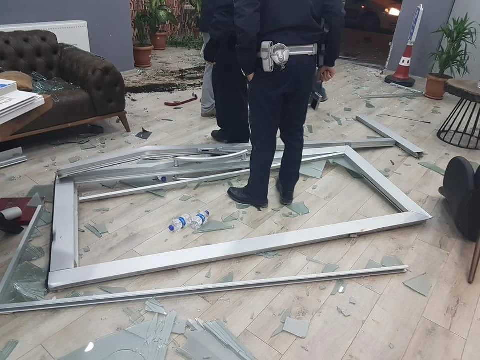 Otomobil iş yerine dalıp kayıplara karıştı