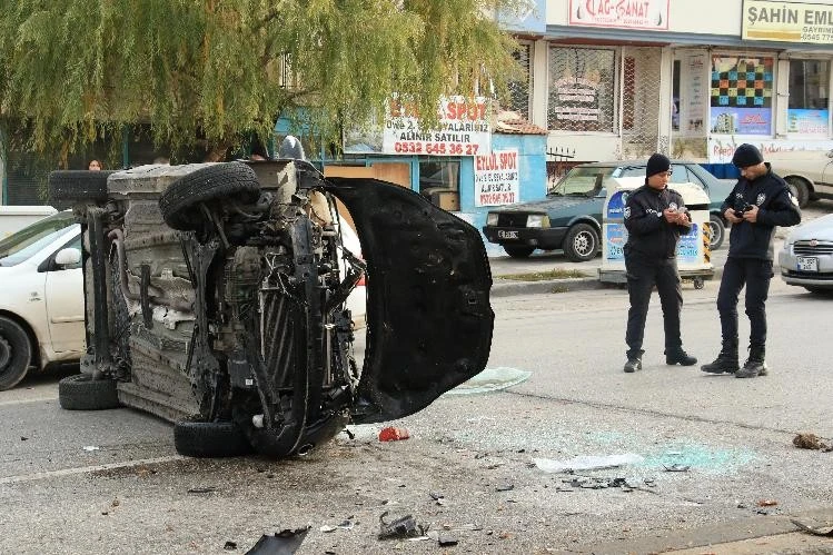Otomobil direğe çarpıp takla attı: 2 yaralı