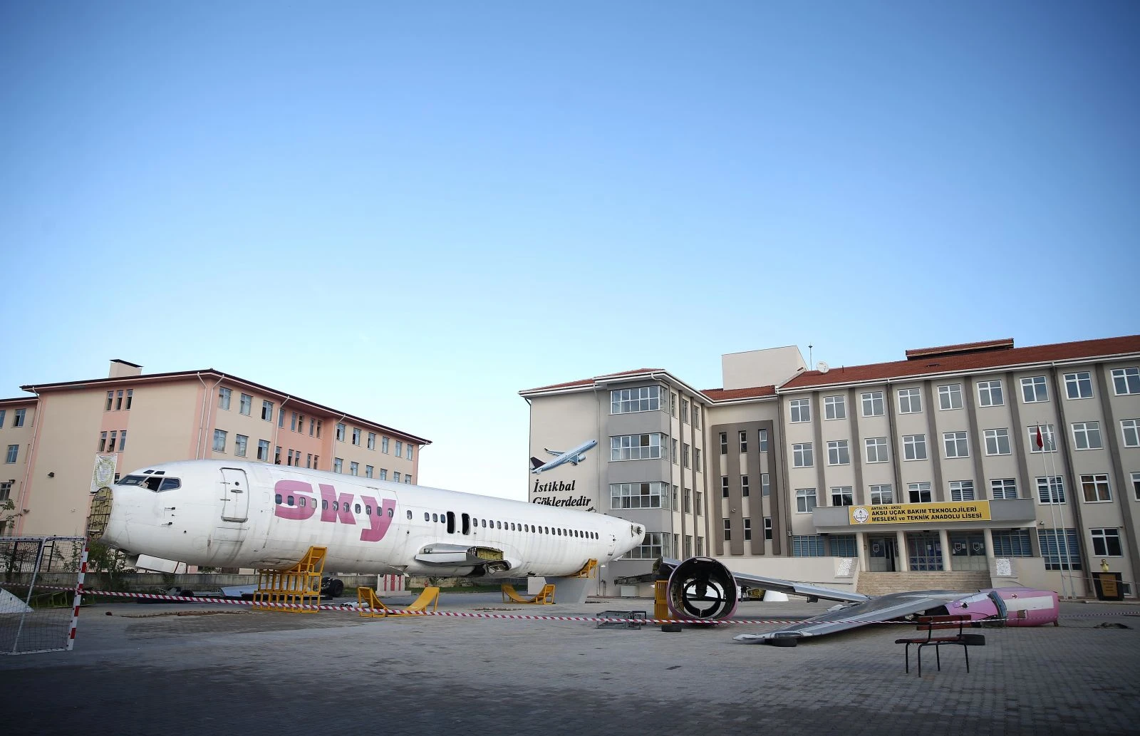 Okulun bahçesine yolcu uçağı koydular