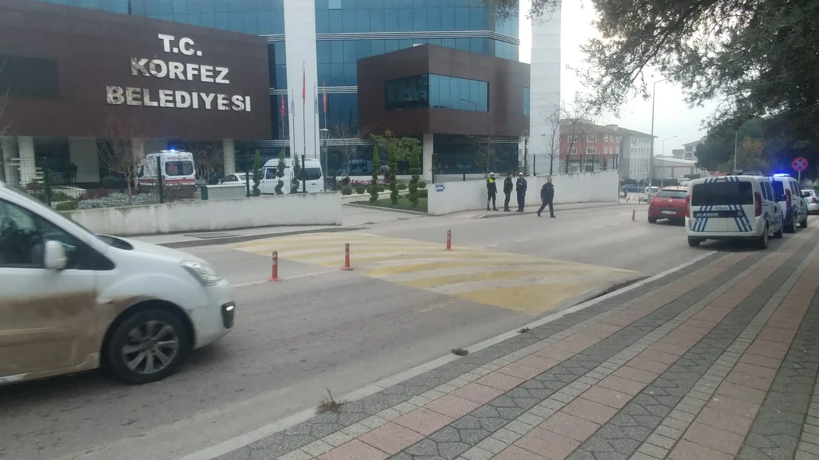 Belediye binasında kurusıkı silahla ateş açan şahıs paniğe neden oldu