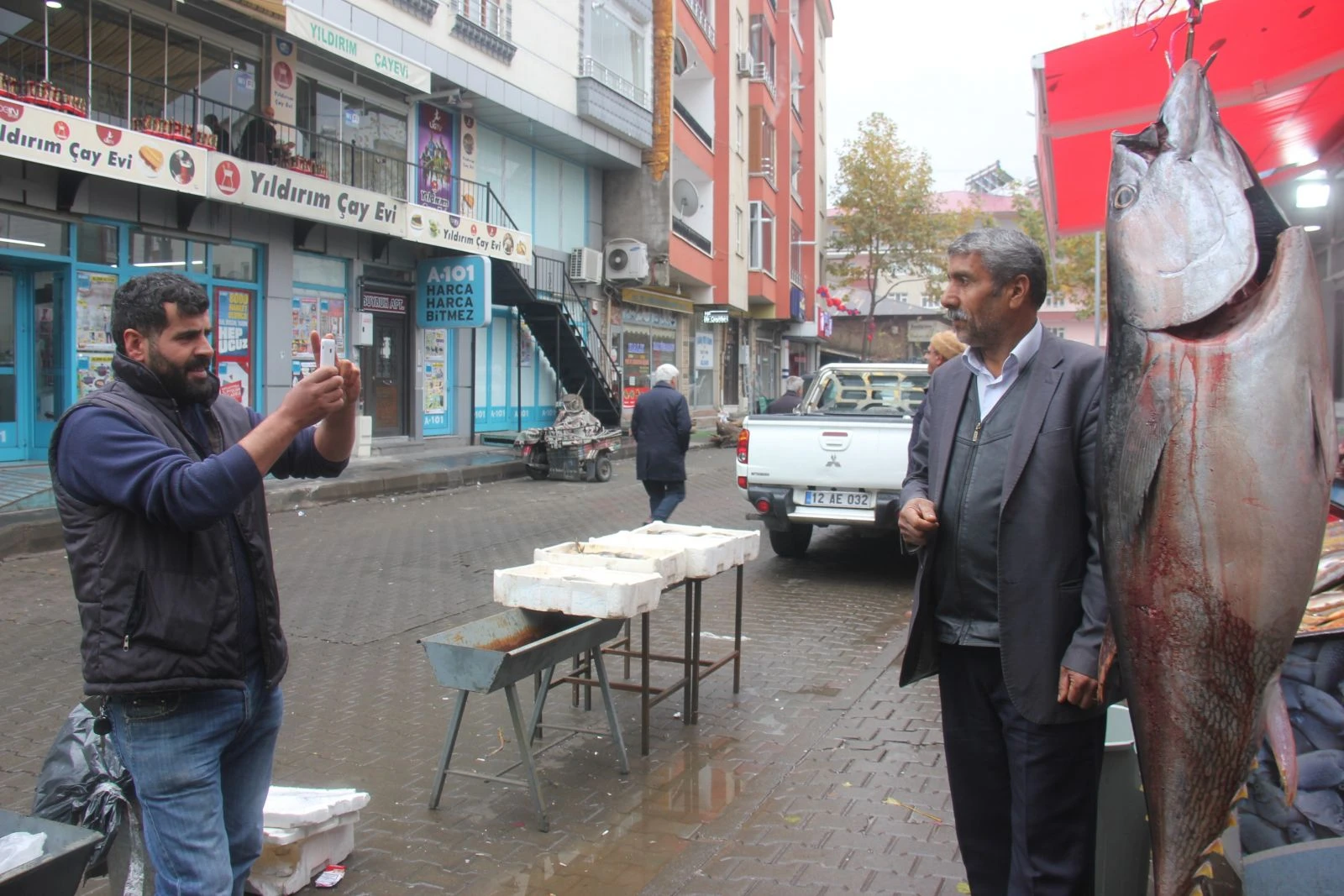 2 metrelik orkinos ve kılıç balığını görenler fotoğraf çektiriyor