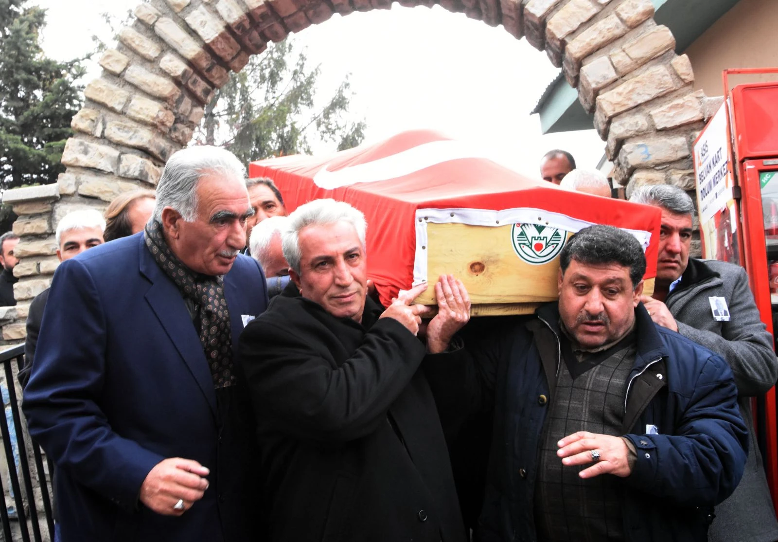 Evinde ölü bulunan doktor, memleketi Van'da toprağa verildi