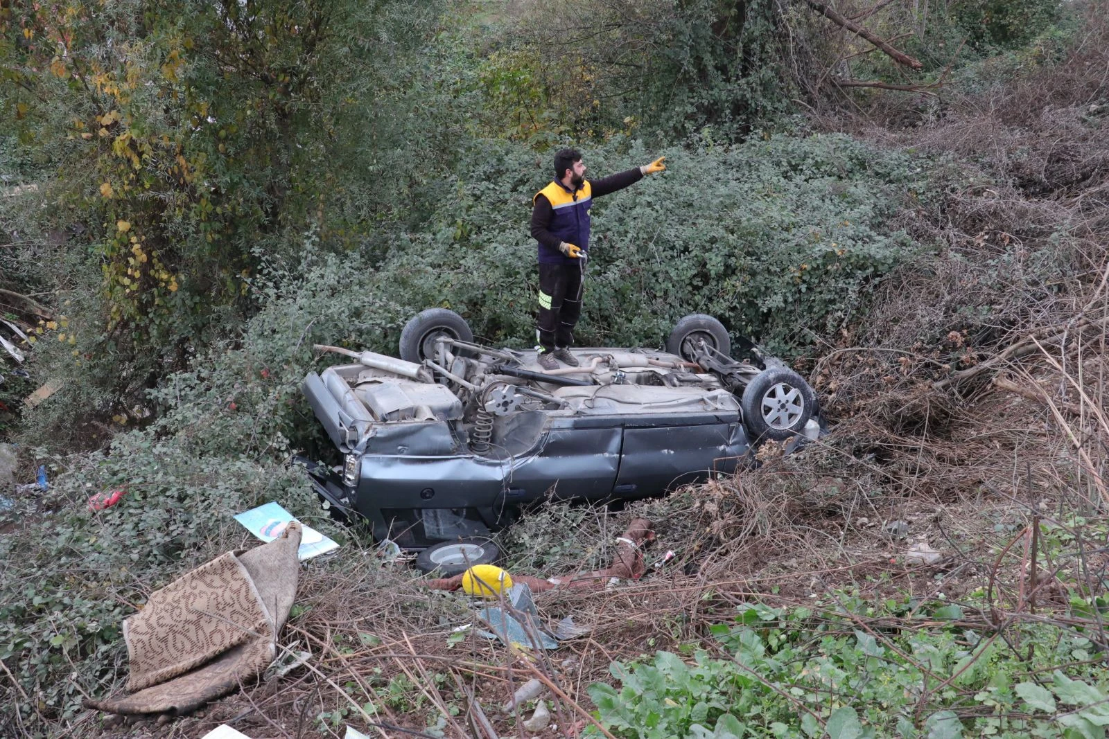 Yoldan çıkan otomobil ırmağa uçmaktan çalılıklar kurtardı