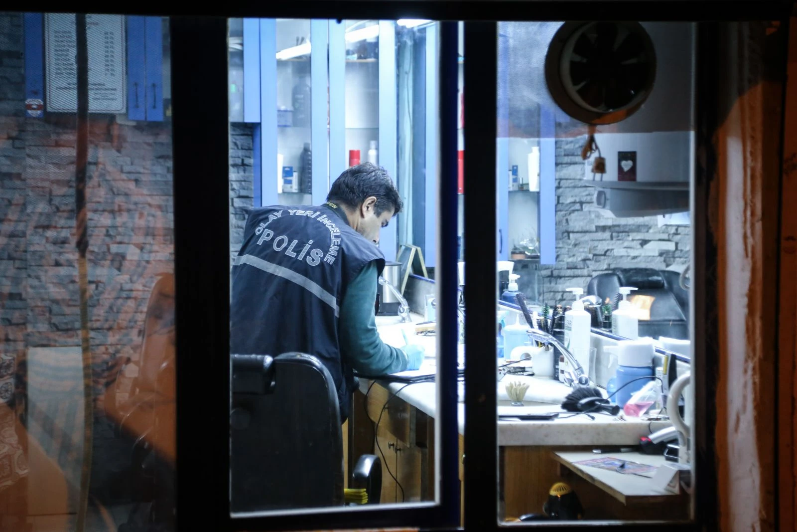 Berbere gitti, pompalı tüfekle vuruldu