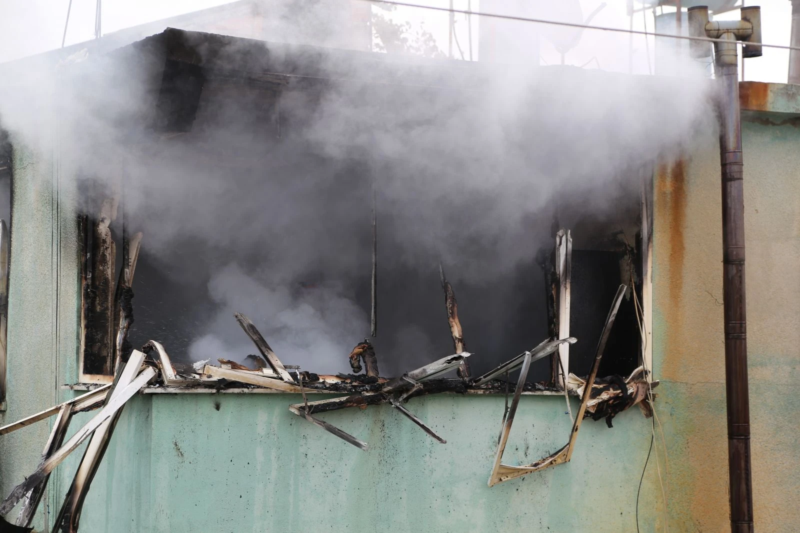 Öğle yemeğine gelince evlerinin yandığını gördüler