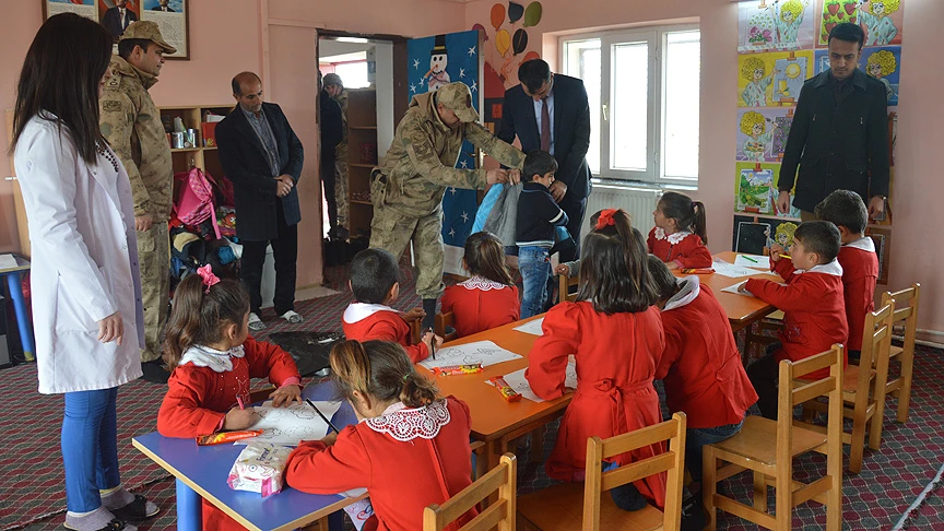 Mehmetçik'ten köy çocuklarını ısıtan kampanya