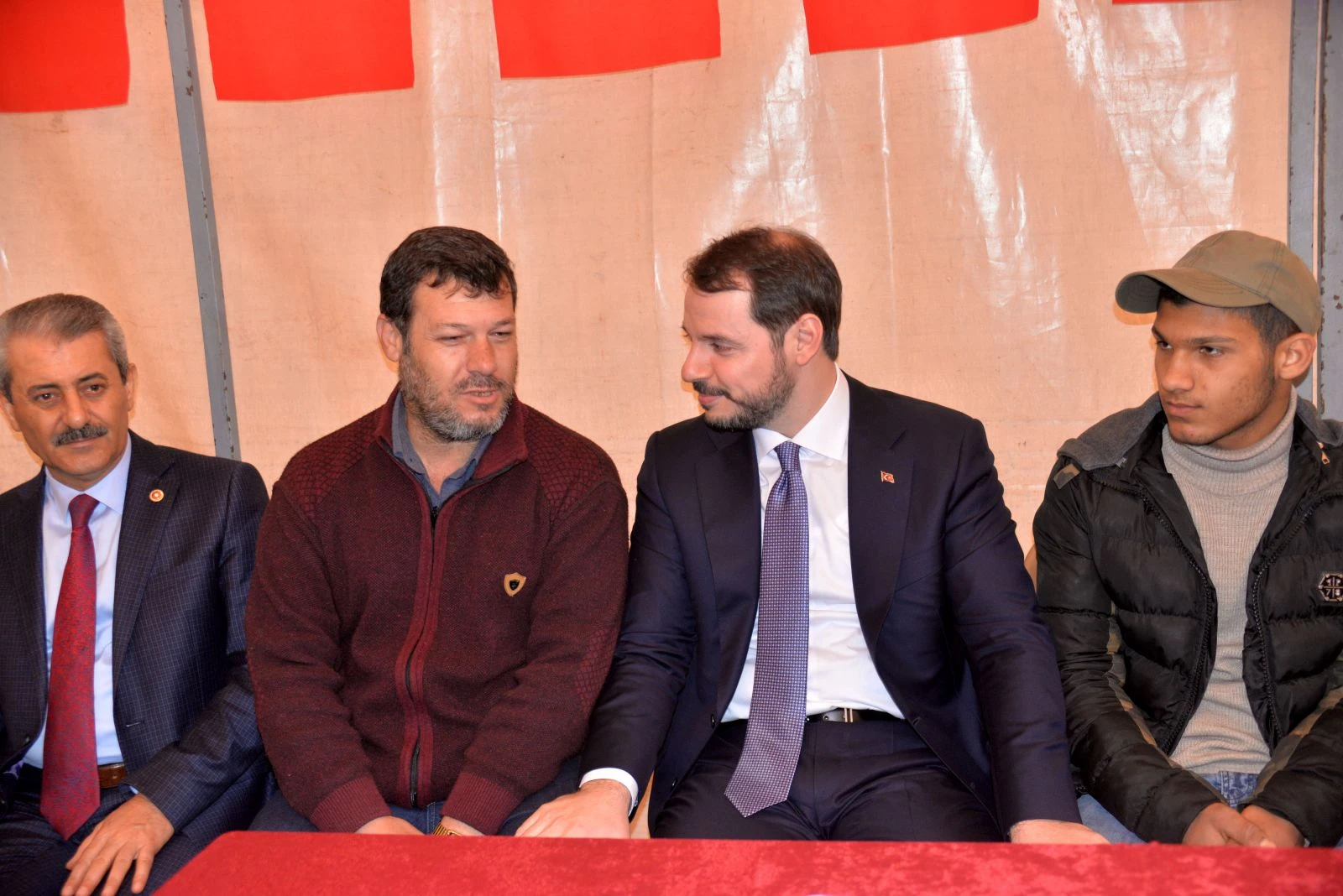 Bakan Albayrak, Reyhanlı'daki şehit ailelerini ziyaret etti