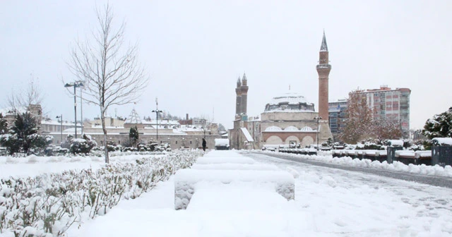 Sivas'ta kar hayatı felç etti