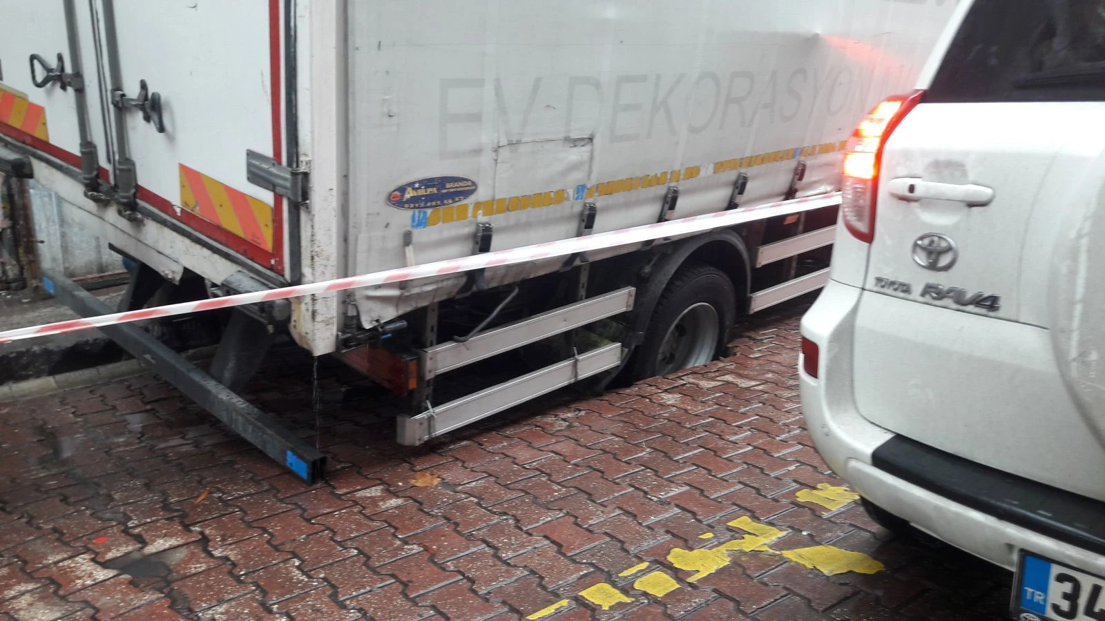 Beşiktaş’ta yol çöktü, kamyonet içine düştü