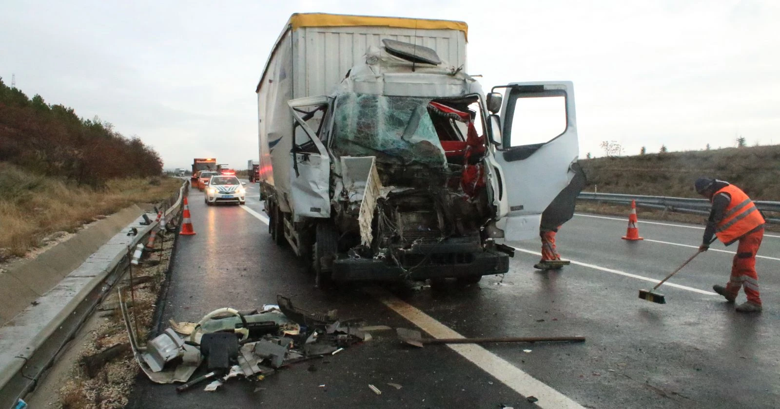 Başkent’te kamyon tır ile çarpıştı: 1 yaralı