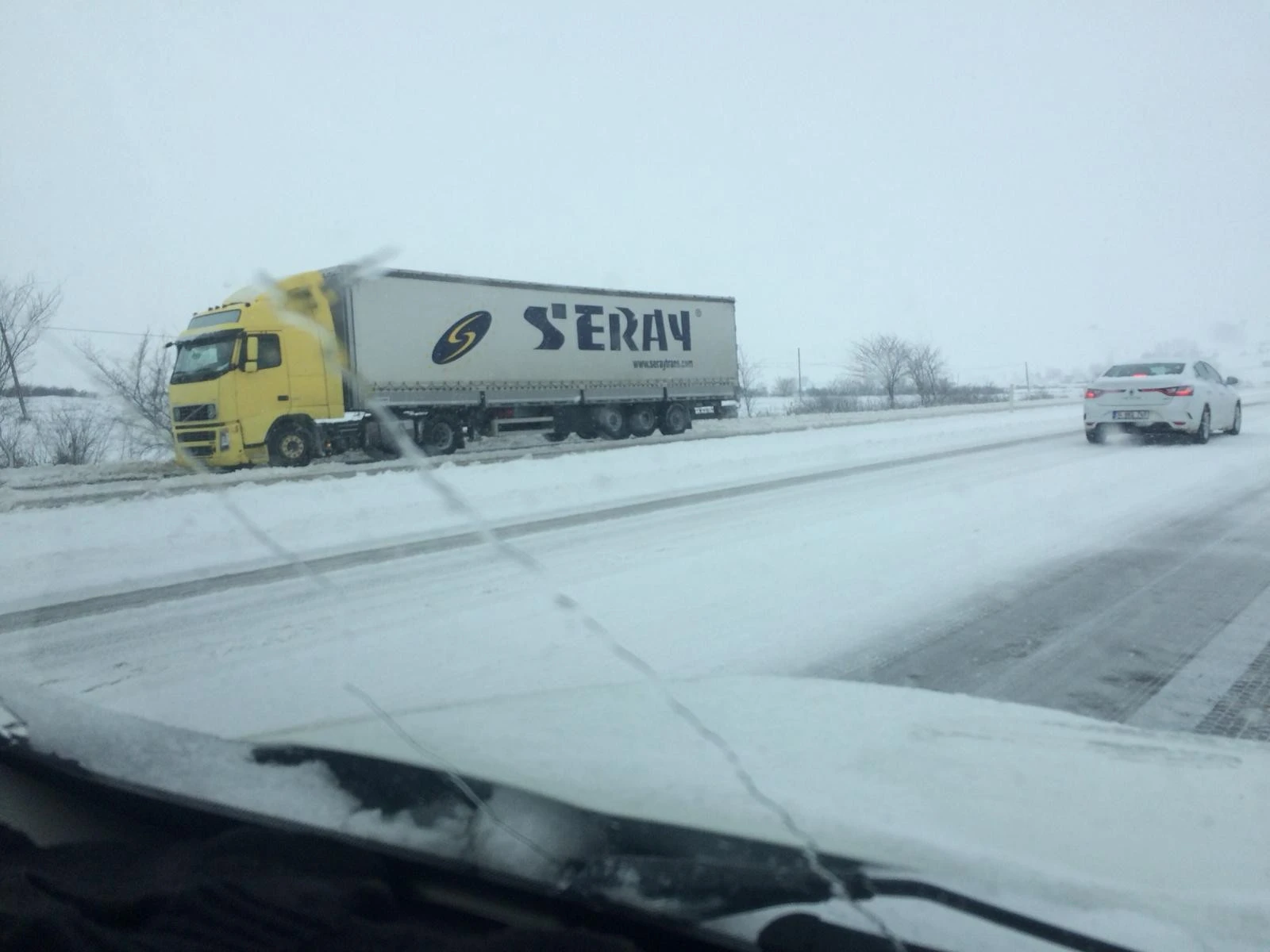Tekirdağ'da yoğun karda sürücülerin zor anları