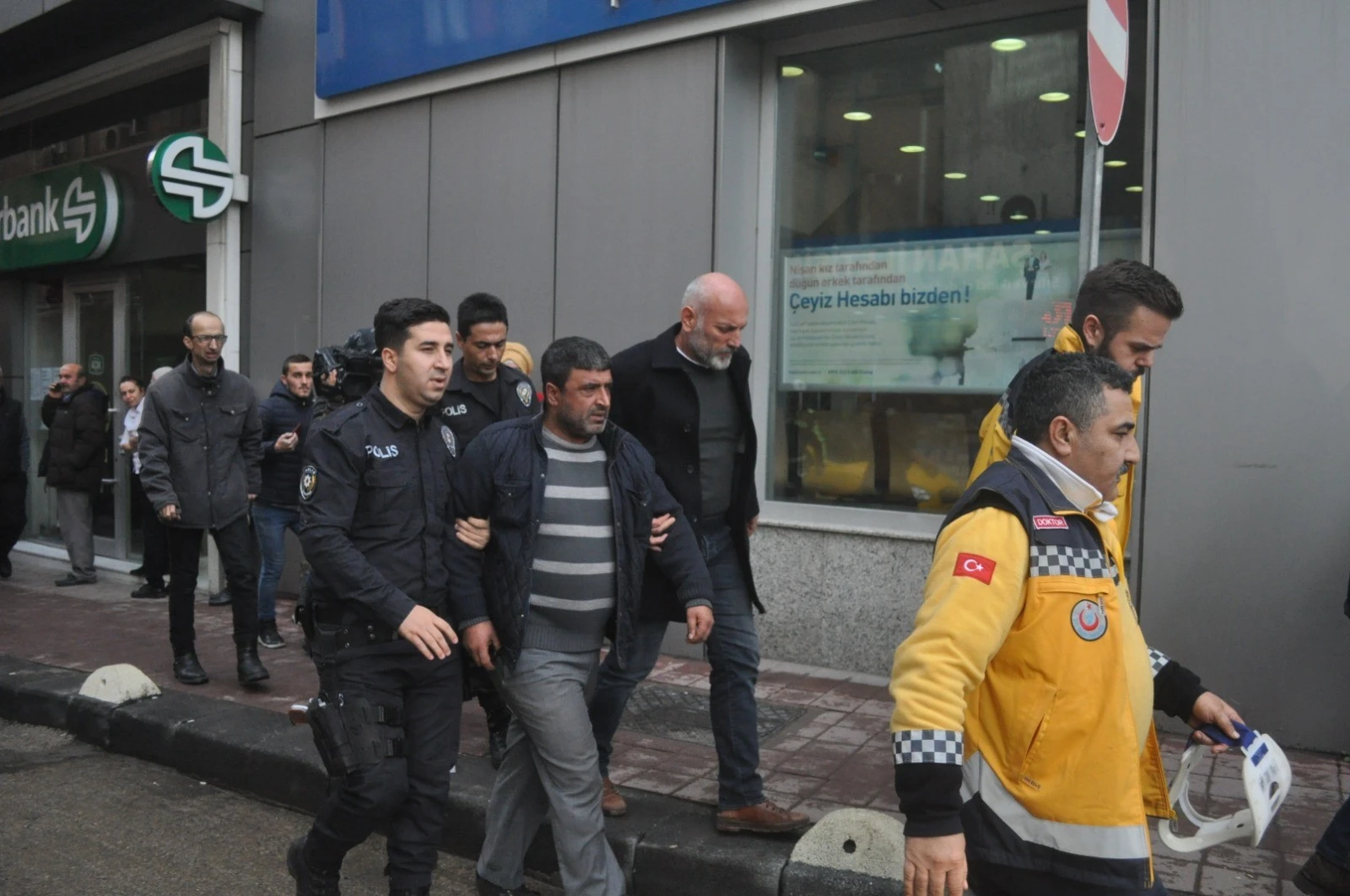 Borçları bulunan kişi 7 katlı binaya çıktı