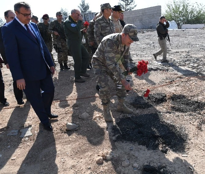 Orgeneral Hulusi Akar sınır birliklerini denetledi