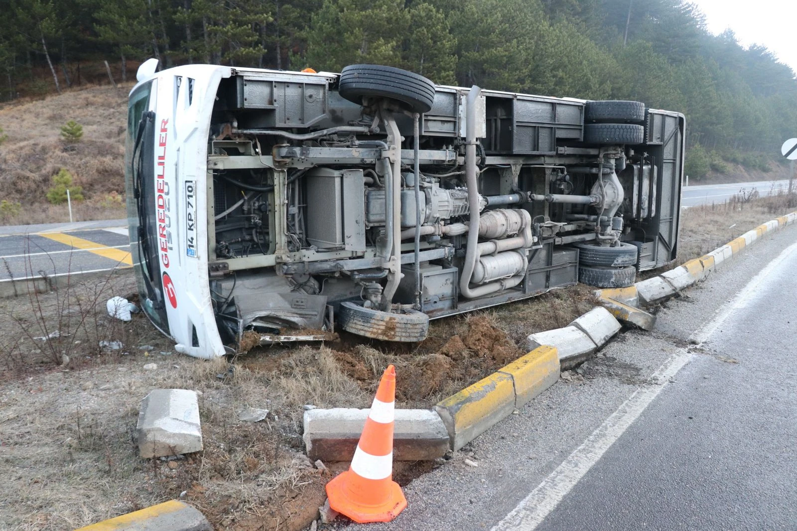 Bolu'da memurları taşıyan servis devrildi: 10 yaralı