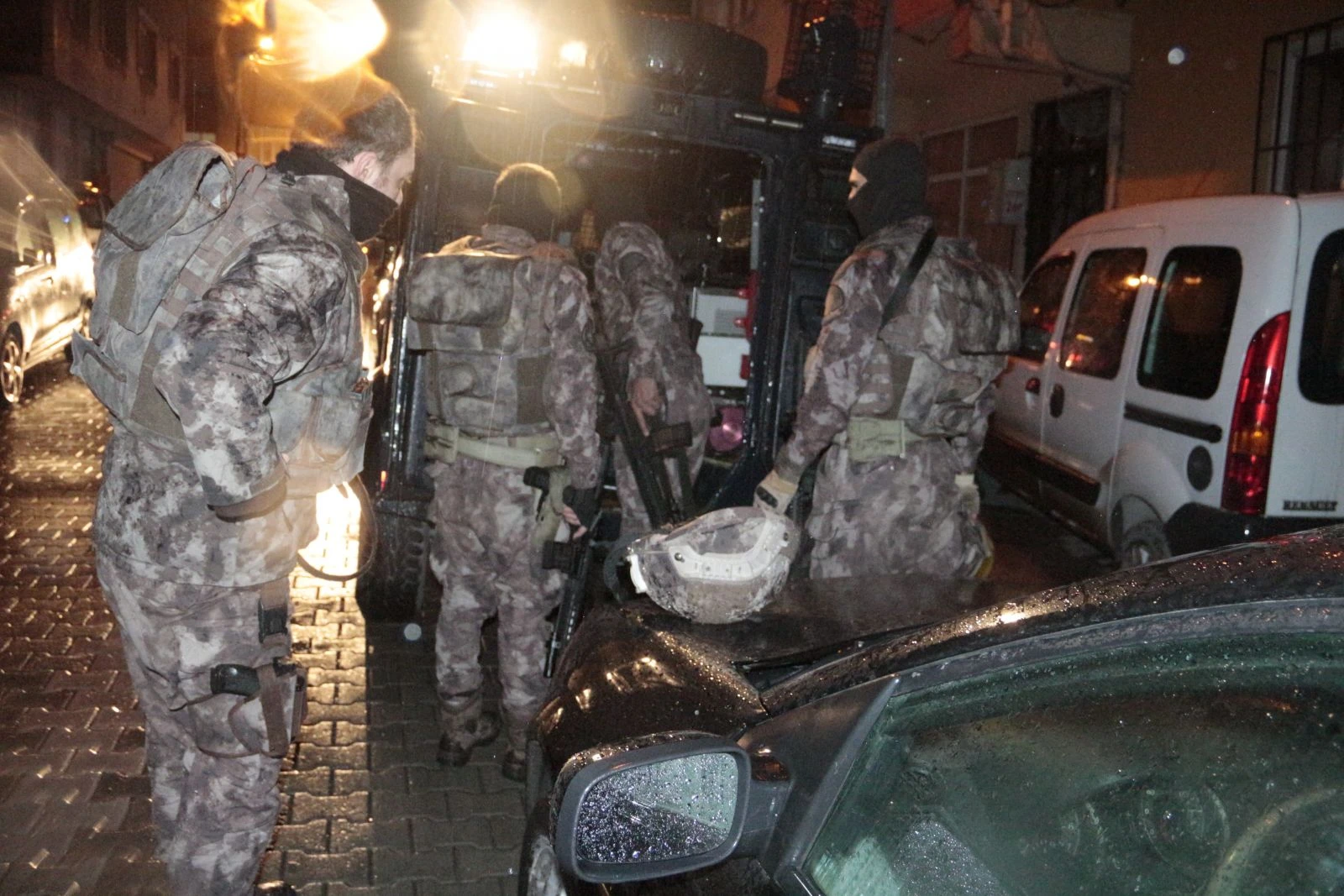 İstanbul’da uyuşturucu tacirlerine narkotik operasyonu: 40 gözaltı